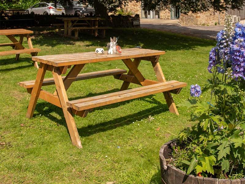 Stuarts cafe - outdoor picnic bench